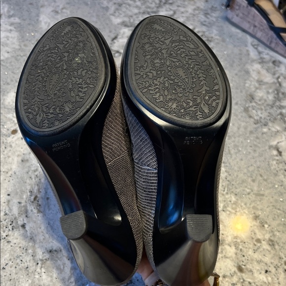 Sofft Sofft Metallic Gray Cutout Gray Heels Size 6.5 - Picture 6 of 6